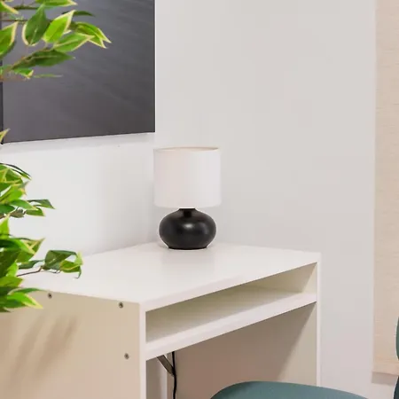 Elegant With Private Workspace Lägenhet